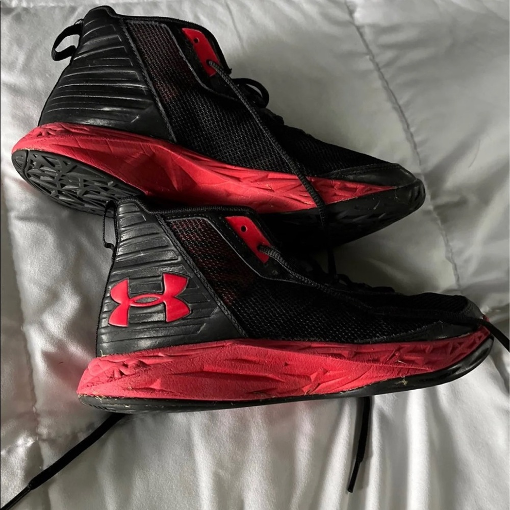 Under Armour - Boys size 5.5 basketball shoes